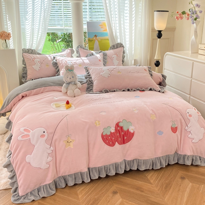 91家纺网 家纺一手货源 找家纺 欧冠 2023新款牛奶绒摘星兔贴布绣牛奶绒四件套 摘星兔-粉灰