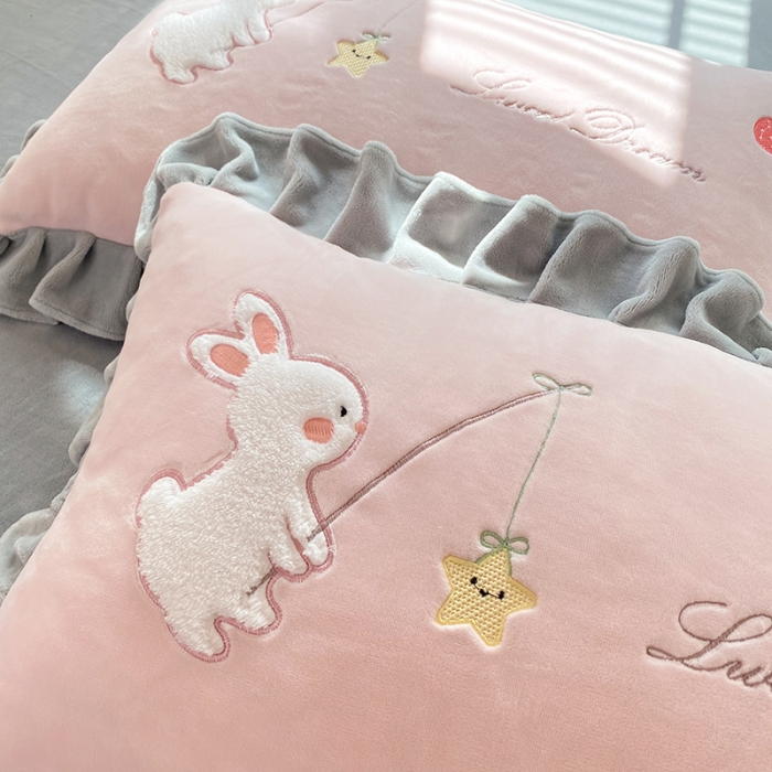 91家纺网 家纺一手货源 找家纺 欧冠 2023新款牛奶绒摘星兔贴布绣牛奶绒四件套 摘星兔-粉灰
