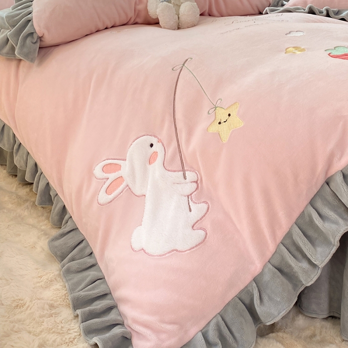 91家纺网 家纺一手货源 找家纺 欧冠 2023新款牛奶绒摘星兔贴布绣牛奶绒四件套 摘星兔-粉灰