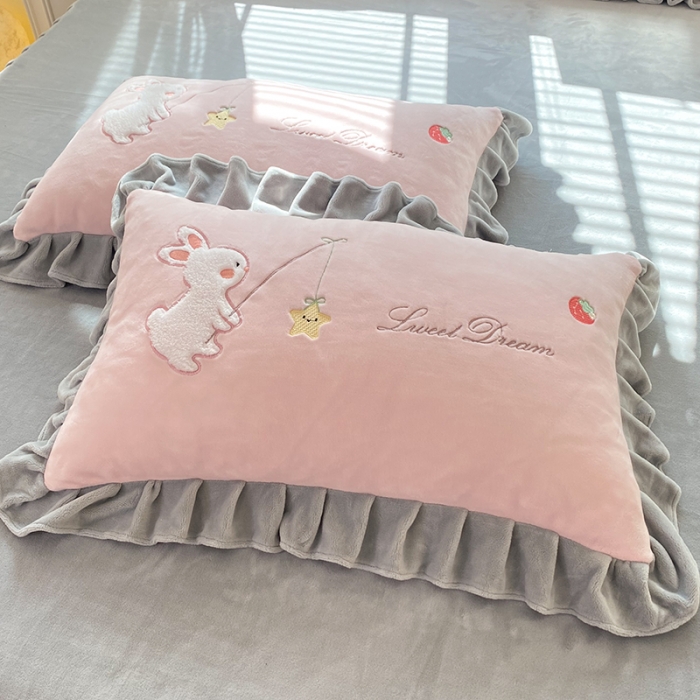 91家纺网 家纺一手货源 找家纺 欧冠 2023新款牛奶绒摘星兔贴布绣牛奶绒四件套 摘星兔-粉灰