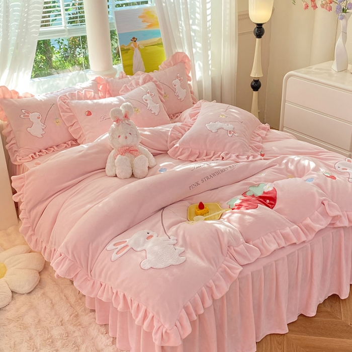 91家纺网 家纺一手货源 找家纺 欧冠 2023新款牛奶绒摘星兔贴布绣牛奶绒四件套 摘星兔-粉色