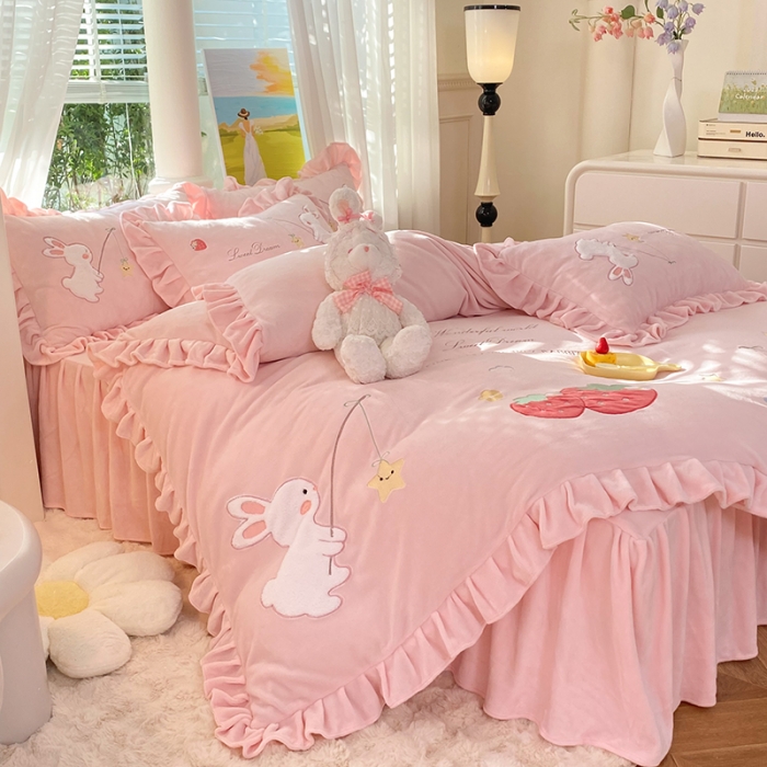 91家纺网 家纺一手货源 找家纺 欧冠 2023新款牛奶绒摘星兔贴布绣牛奶绒四件套 摘星兔-粉色