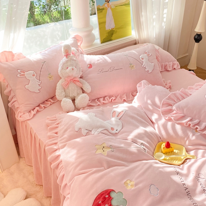 91家纺网 家纺一手货源 找家纺 欧冠 2023新款牛奶绒摘星兔贴布绣牛奶绒四件套 摘星兔-粉色