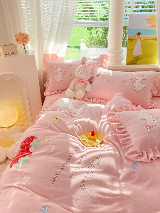 91家纺网 家纺一手货源 找家纺 欧冠 2023新款牛奶绒摘星兔贴布绣牛奶绒四件套 摘星兔-粉色