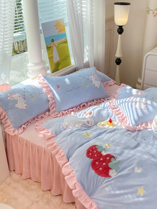 91家纺网 家纺一手货源 找家纺 欧冠 2023新款牛奶绒摘星兔贴布绣牛奶绒四件套 摘星兔-蓝粉