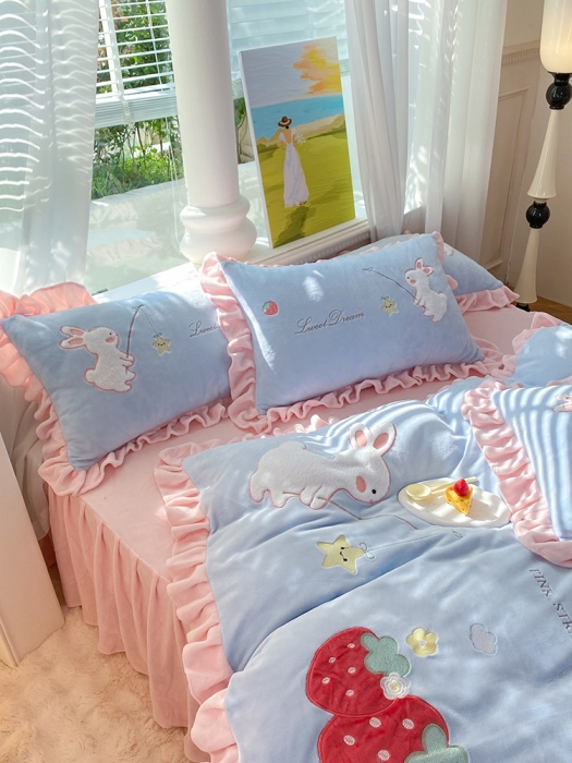 91家纺网 家纺一手货源 找家纺 欧冠 2023新款牛奶绒摘星兔贴布绣牛奶绒四件套 摘星兔-蓝粉