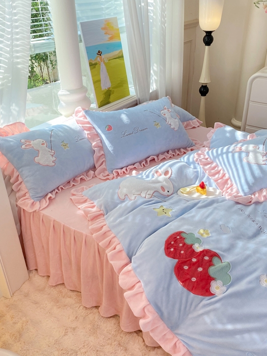 91家纺网 家纺一手货源 找家纺 欧冠 2023新款牛奶绒摘星兔贴布绣牛奶绒四件套 摘星兔-蓝粉