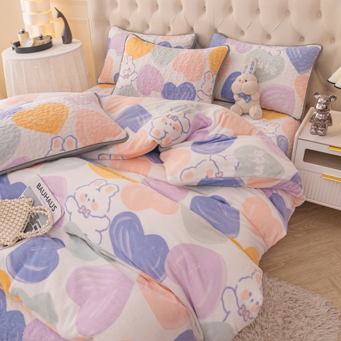 91家纺网 家纺一手货源 找家纺 梓依家纺 2023新款牛奶绒床盖款四件套 爱心兔兔