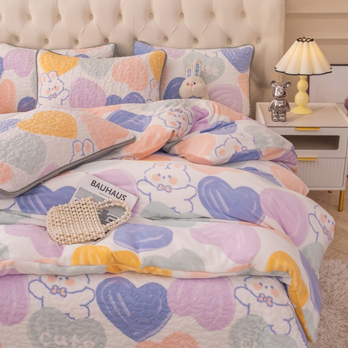 91家纺网 家纺一手货源 找家纺 梓依家纺 2023新款牛奶绒床盖款四件套 爱心兔兔