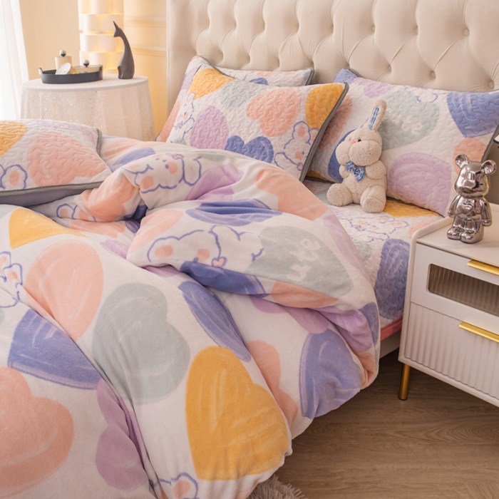 91家纺网 家纺一手货源 找家纺 梓依家纺 2023新款牛奶绒床盖款四件套 爱心兔兔