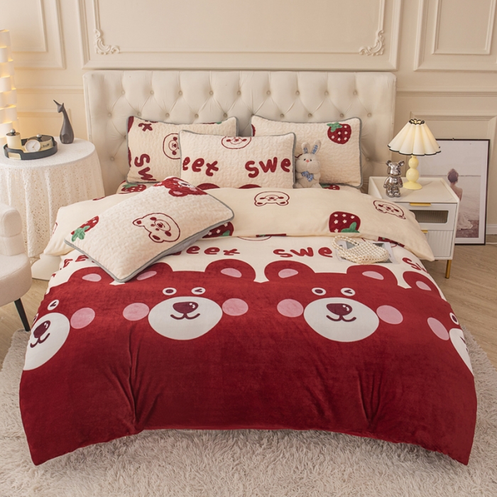 91家纺网 家纺一手货源 找家纺 梓依家纺 2023新款牛奶绒床盖款四件套 草莓熊