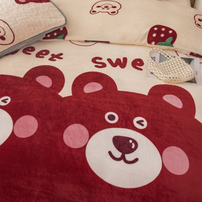 91家纺网 家纺一手货源 找家纺 梓依家纺 2023新款牛奶绒床盖款四件套 草莓熊