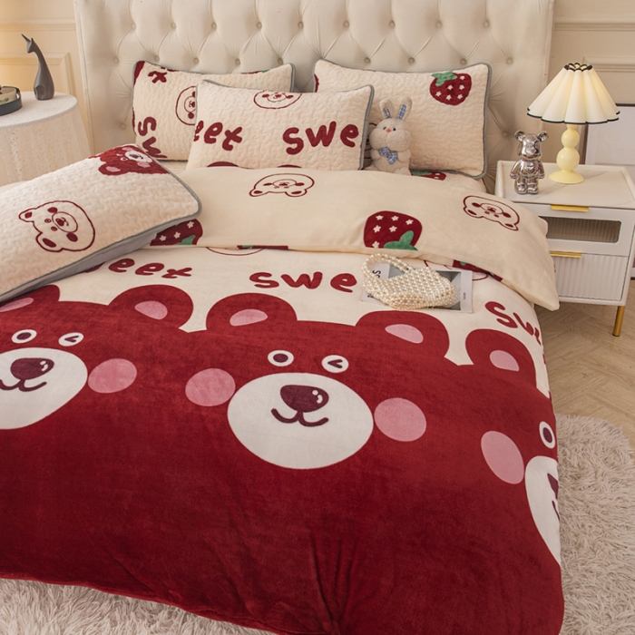 91家纺网 家纺一手货源 找家纺 梓依家纺 2023新款牛奶绒床盖款四件套 草莓熊