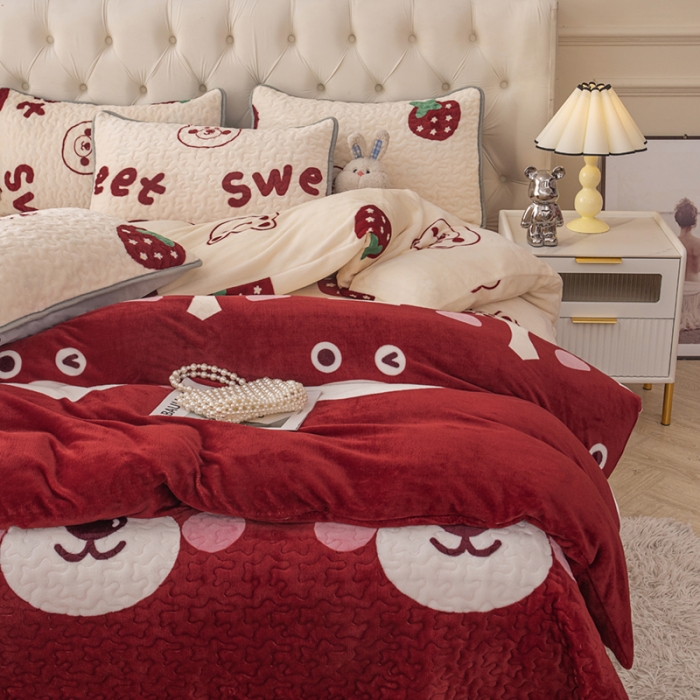 91家纺网 家纺一手货源 找家纺 梓依家纺 2023新款牛奶绒床盖款四件套 草莓熊