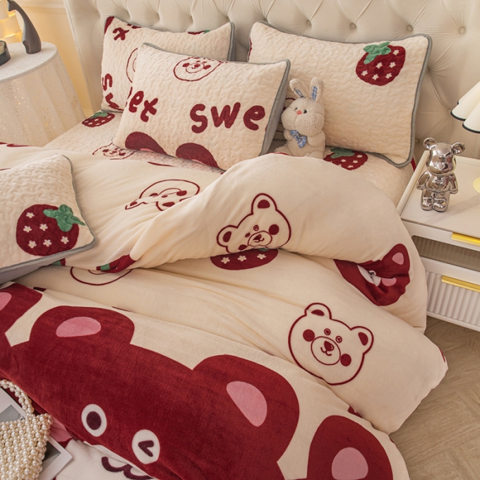 91家纺网 家纺一手货源 找家纺 梓依家纺 2023新款牛奶绒床盖款四件套 草莓熊