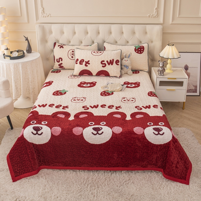 91家纺网 家纺一手货源 找家纺 梓依家纺 2023新款牛奶绒床盖款四件套 草莓熊