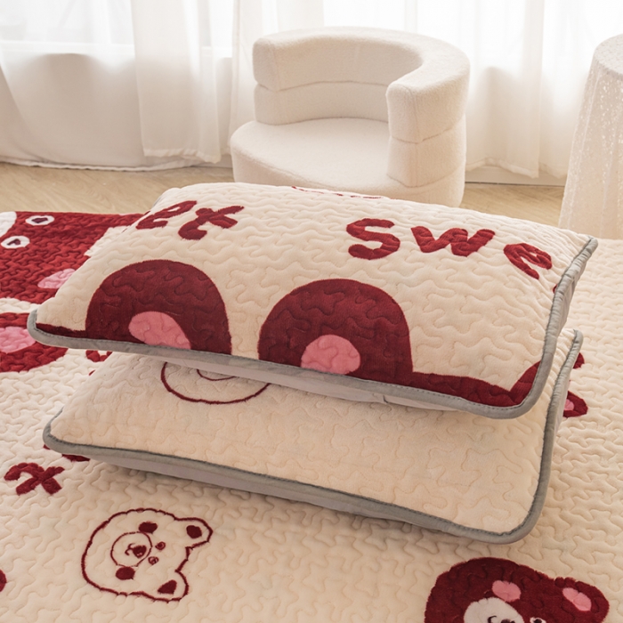 91家纺网 家纺一手货源 找家纺 梓依家纺 2023新款牛奶绒床盖款四件套 草莓熊