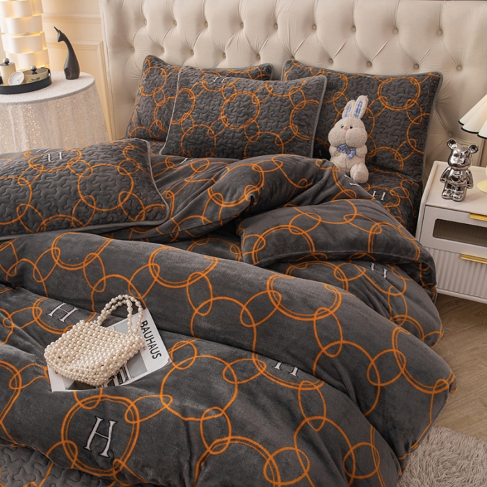 91家纺网 家纺一手货源 找家纺 梓依家纺 2023新款牛奶绒床盖款四件套 格调