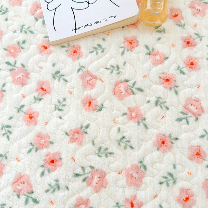 91家纺网 家纺一手货源 找家纺 岚吉 2023新款印花牛奶绒床盖三件套 粉色小碎花