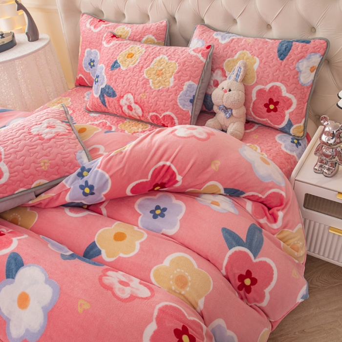 91家纺网 家纺一手货源 找家纺 梓依家纺 2023新款牛奶绒床盖款四件套 花海