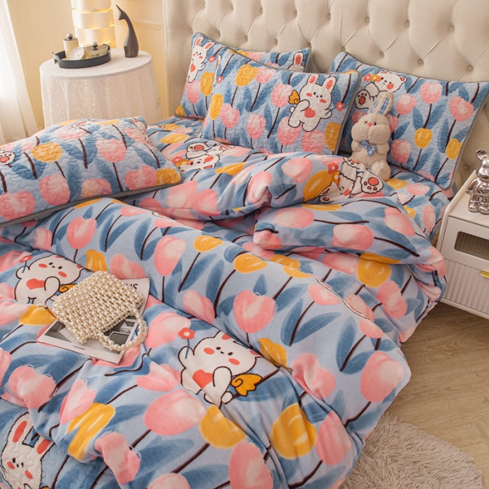 91家纺网 家纺一手货源 找家纺 梓依家纺 2023新款牛奶绒床盖款四件套 花小兔