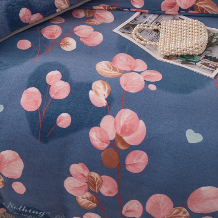 91家纺网 家纺一手货源 找家纺 梓依家纺 2023新款牛奶绒床盖款四件套 静待花开