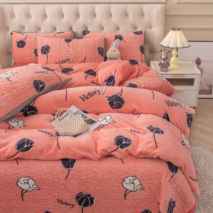 91家纺网 家纺一手货源 找家纺 梓依家纺 2023新款牛奶绒床盖款四件套 热恋-粉