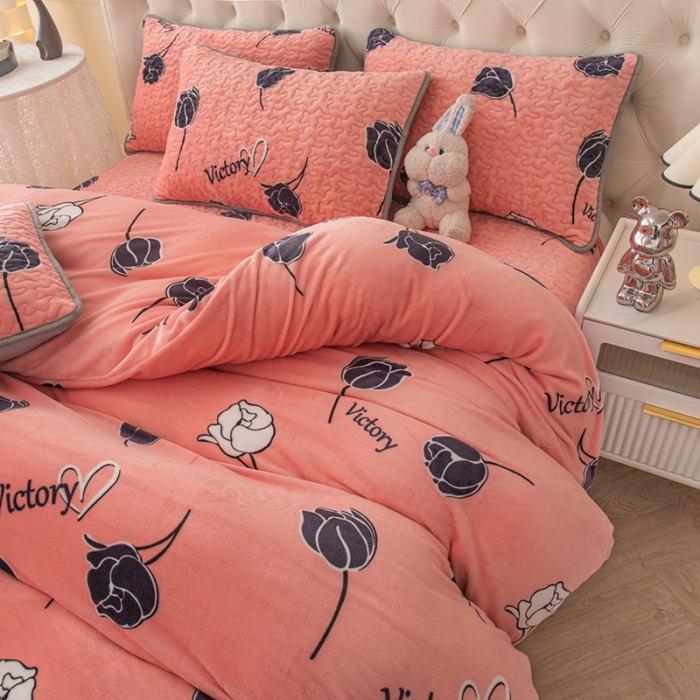 91家纺网 家纺一手货源 找家纺 梓依家纺 2023新款牛奶绒床盖款四件套 热恋-粉