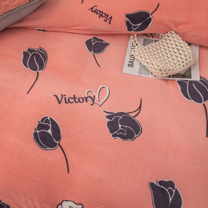 91家纺网 家纺一手货源 找家纺 梓依家纺 2023新款牛奶绒床盖款四件套 热恋-粉