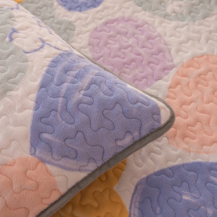 91家纺网 家纺一手货源 找家纺 梓依家纺 2023新款牛奶绒单床盖 爱心兔兔