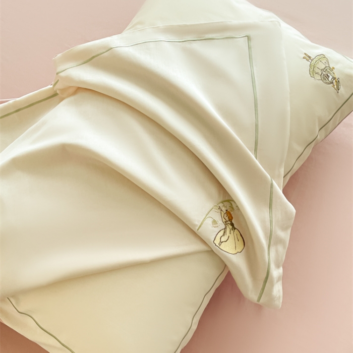 91家纺网 家纺一手货源 找家纺 秀色 100支全棉高支长绒棉四件套北欧ins风轻奢被套纯棉床上用品 铃兰花女孩-奶昔白茱萸粉