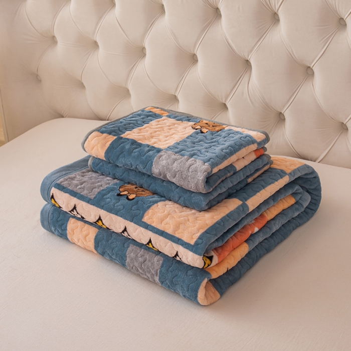 91家纺网 家纺一手货源 找家纺 梓依家纺 2023新款牛奶绒单床盖 绅士熊