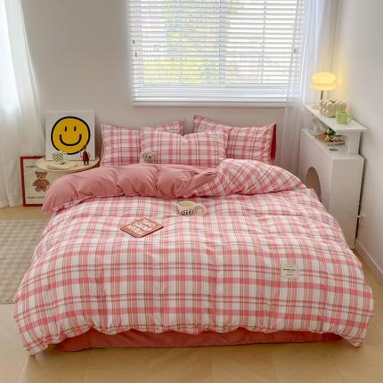 91家纺网 家纺一手货源 找家纺 新款亲肤磨毛无印风格子水洗m床单床笠被套学生宿舍三件套四件套 草莓格