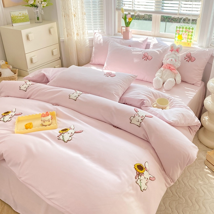 91家纺网 家纺一手货源 找家纺 欧冠 2023新款秋冬保暖专版水洗棉麻毛巾绣四件套 兔宝贝-粉