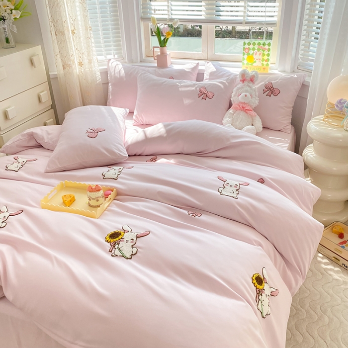 91家纺网 家纺一手货源 找家纺 欧冠 2023新款秋冬保暖专版水洗棉麻毛巾绣四件套 兔宝贝-粉