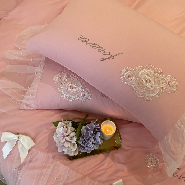 91家纺网 家纺一手货源 找家纺 欧冠 2023新款秋冬保暖60S全棉蕾丝刺绣丽丽贝尔系列四件套 玫瑰粉