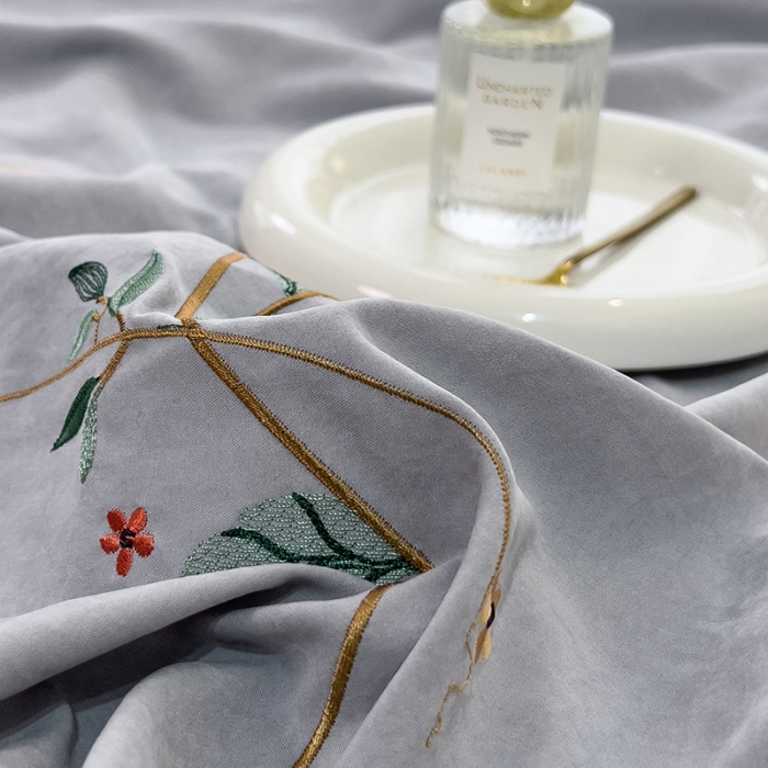 91家纺网 家纺一手货源 找家纺 欧冠 2023新款秋冬保暖云锦棉刺绣宽边盛夏光年系列四件套 盛夏光年-银灰