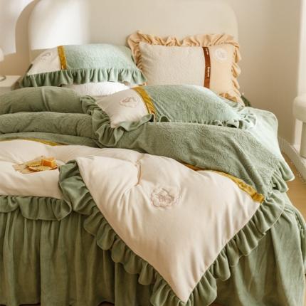 91家纺网 家纺一手货源 找家纺 （总）菊上 2023新品牛奶绒5D雕花刺绣床裙款-山茶之恋系列