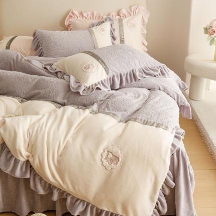 91家纺网 家纺一手货源 找家纺 （总）菊上 2023新品牛奶绒5D雕花刺绣床裙款-山茶之恋系列