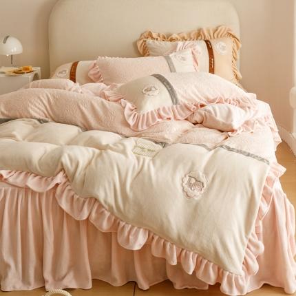 91家纺网 家纺一手货源 找家纺 （总）菊上 2023新品牛奶绒5D雕花刺绣床裙款-山茶之恋系列