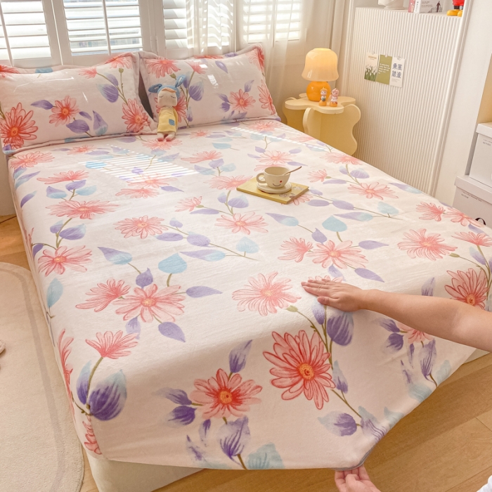 91家纺网 家纺一手货源 找家纺 欧邦 新款印花牛奶绒单品床笠 荷花待放