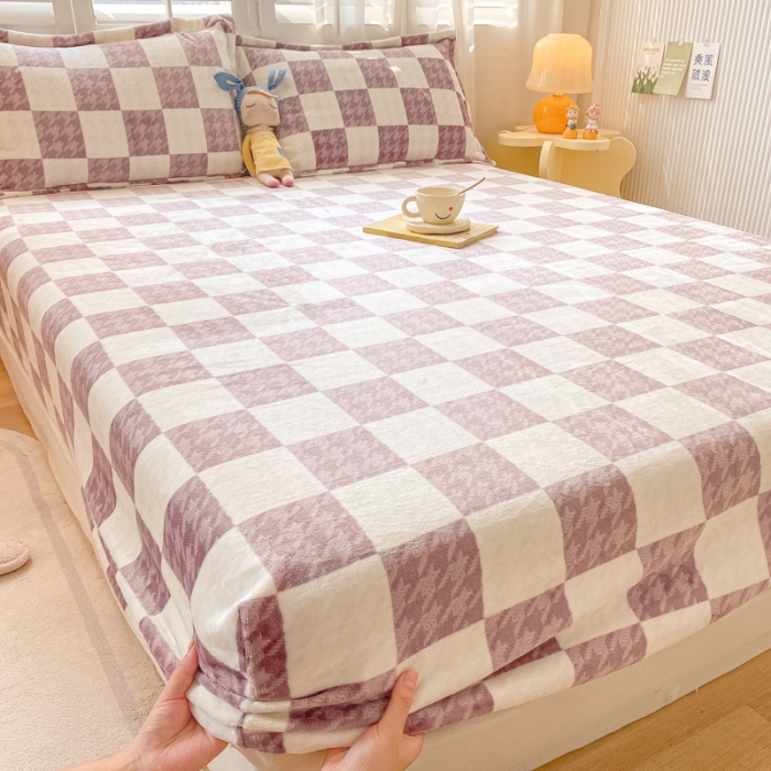 91家纺网 家纺一手货源 找家纺 欧邦 新款印花牛奶绒单品床笠 千鸟格粉