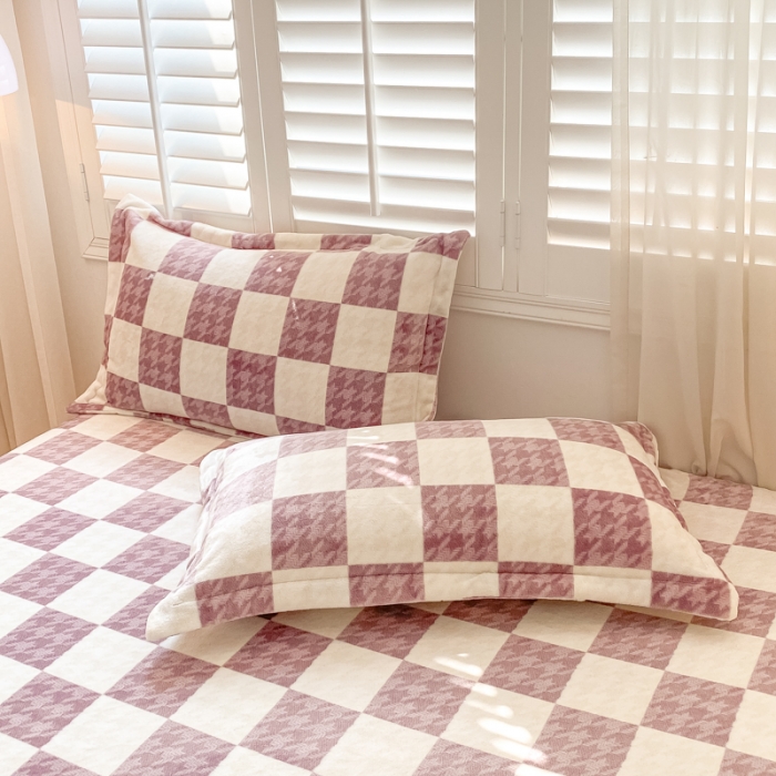 91家纺网 家纺一手货源 找家纺 欧邦 新款印花牛奶绒单品床笠 千鸟格粉