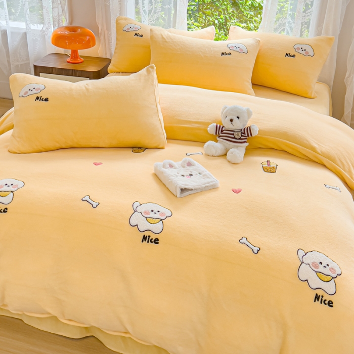 91家纺网 家纺一手货源 找家纺 米瑞娜 2024新款纯色毛巾绣牛奶绒四件套 皮皮狗-黄