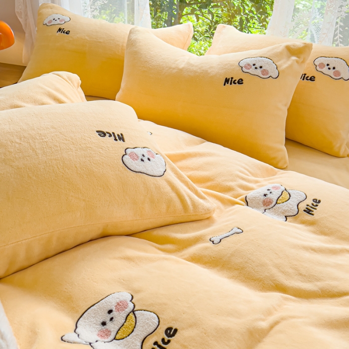 91家纺网 家纺一手货源 找家纺 米瑞娜 2024新款纯色毛巾绣牛奶绒四件套 皮皮狗-黄