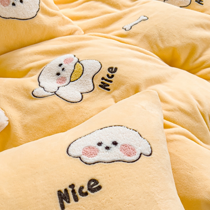 91家纺网 家纺一手货源 找家纺 米瑞娜 2024新款纯色毛巾绣牛奶绒四件套 皮皮狗-黄