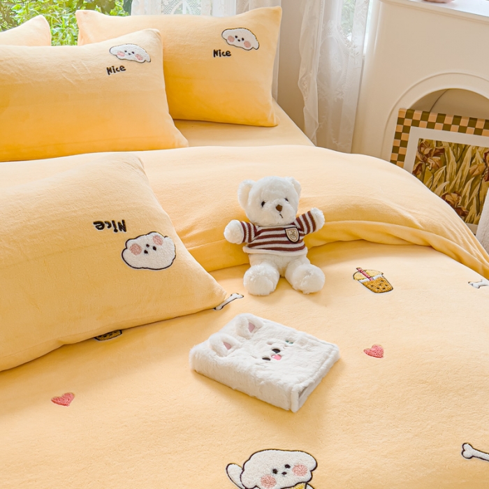 91家纺网 家纺一手货源 找家纺 米瑞娜 2024新款纯色毛巾绣牛奶绒四件套 皮皮狗-黄