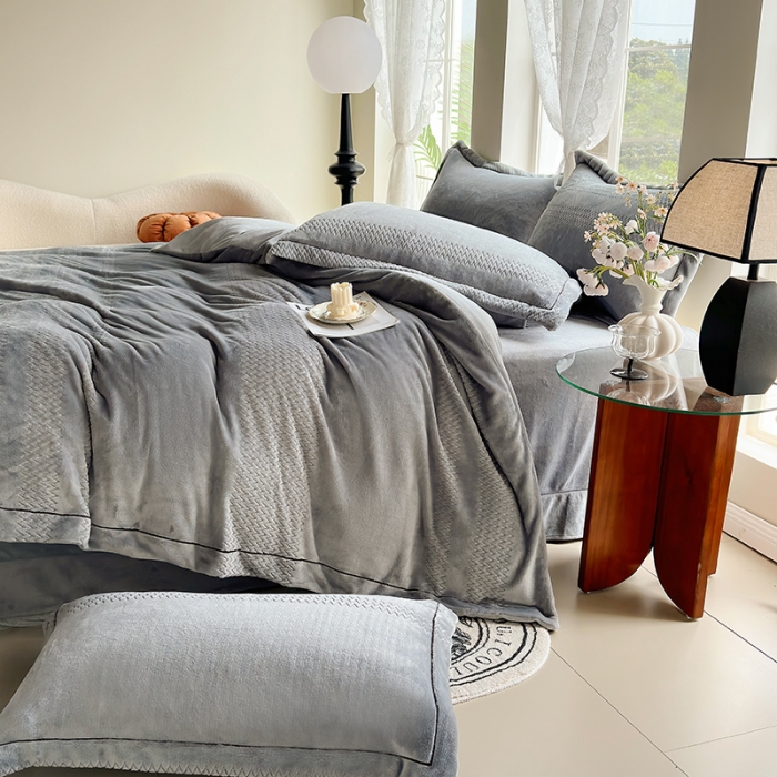 91家纺网 家纺一手货源 找家纺 舒梦琪 2024新款提花牛奶绒夹棉床盖四件套 灰色