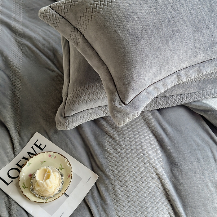 91家纺网 家纺一手货源 找家纺 舒梦琪 2024新款提花牛奶绒夹棉床盖四件套 灰色