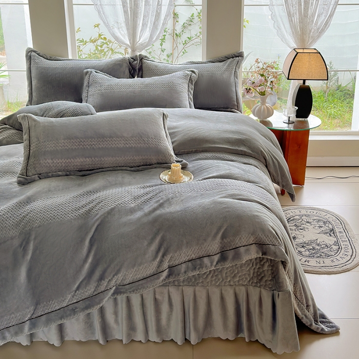 91家纺网 家纺一手货源 找家纺 舒梦琪 2024新款提花牛奶绒夹棉床盖四件套 灰色